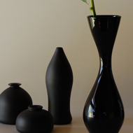 黒の花器とブタ